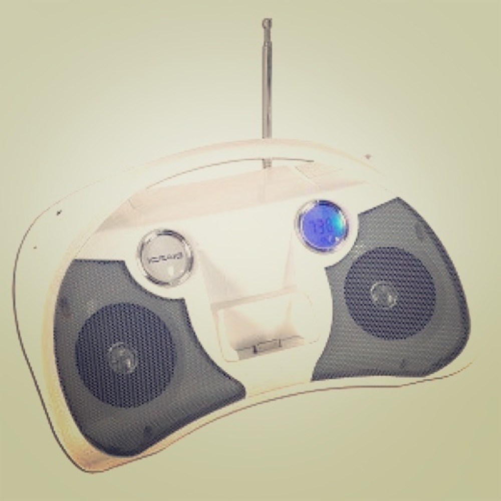 AM/FM RADIO WITH IPOD CHARGER